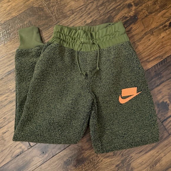 Nike Joggers - Picture 1 of 5
